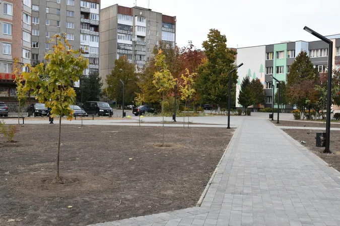 У Луцьку завершили роботи у сквері біля 26 школи: як він виглядає (фото, відео)