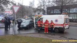 У Луцьку «швидка» протаранила легковик (фото)