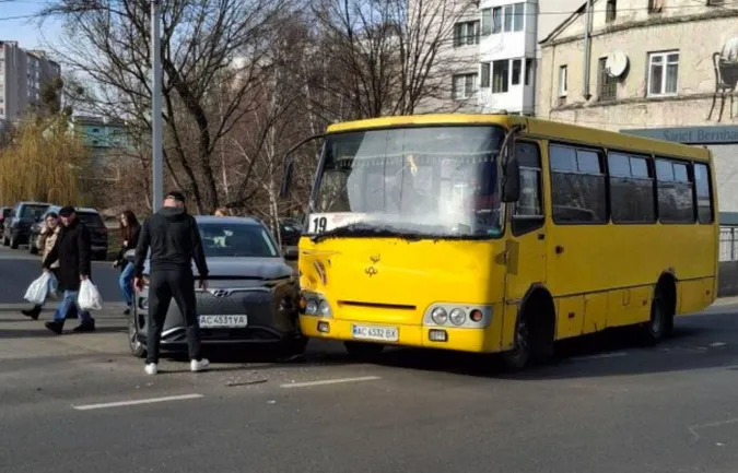 У центрі Луцька – аварія за участю маршрутки
