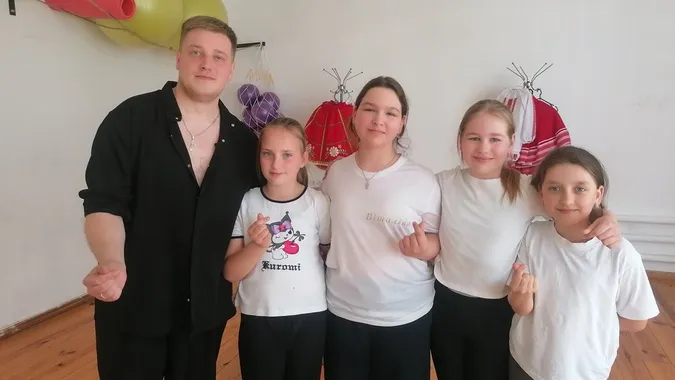 Був 40 днів прикутий до ліжка: на Волині ветеран війни навчає дітей та дорослих танцям (фото, відео)