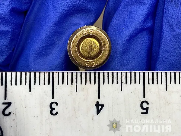 Лучанка знайшла в підвалі багатоповерхівки коробку з боєприпасами (фото)