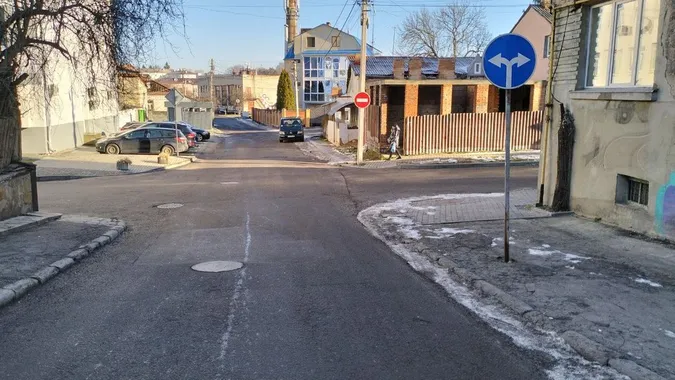 У центрі Луцька встановили нові дорожні знаки
