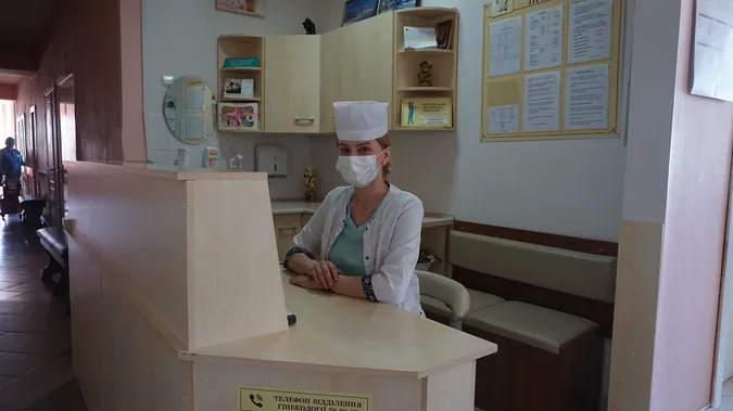 «Ми божевільні, ненормальні люди», або Які вони – будні луцьких медсестер (репортаж, фото 18+)