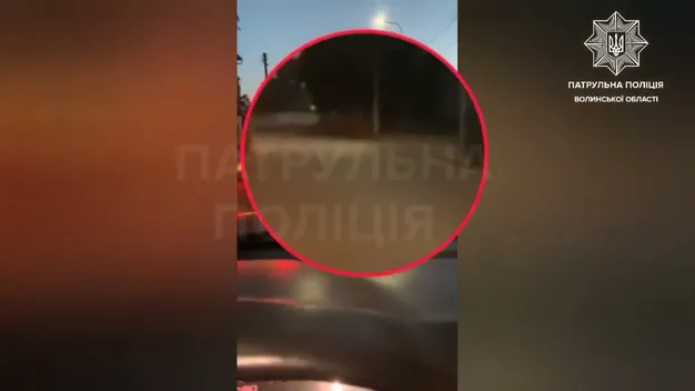Не втримався: у Ковелі п'яний «зачепер» звалився на дорогу (відео)