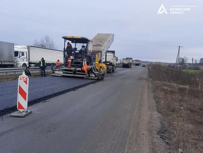 На Волині ремонтують дорогу біля кордону – вкладають новий асфальт (фото)