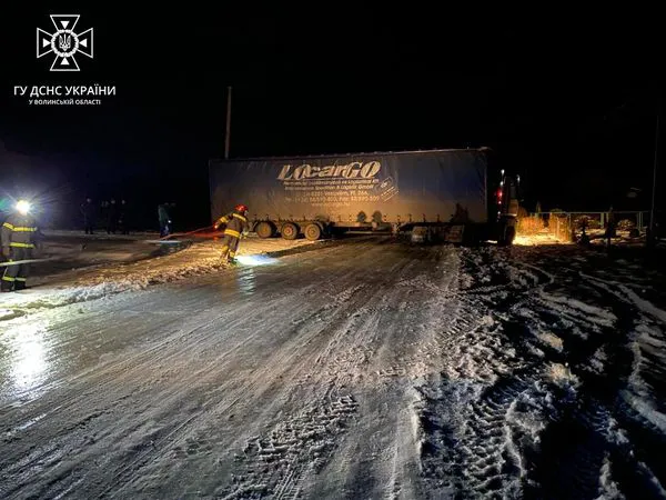 Тягач, «швидка», автобус: рятувальники допомогли водіям, які «застрягли» на дорозі (фото)