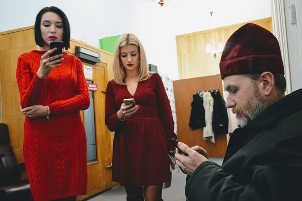 А невдовзі Галина Падалко та Олександра просять Віталя Собка «полайкати» й поширити випуск ток-шоу у фейсбуці