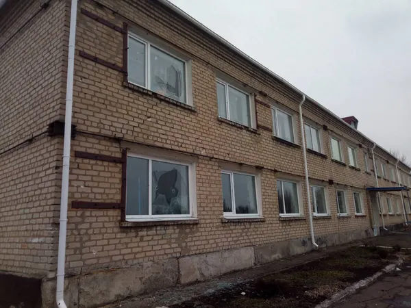 Нові обстріли: на Луганщині бойовики обстріляли ліцей, де перебували 30 учнів