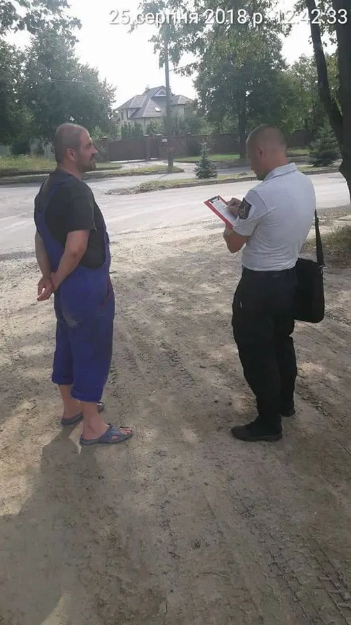 Будівельників змусили прибрати вулицю в Луцьку (фото)