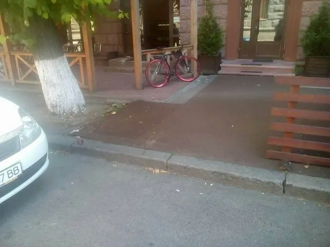 У центрі Луцька демонтували літній майданчик (фото)