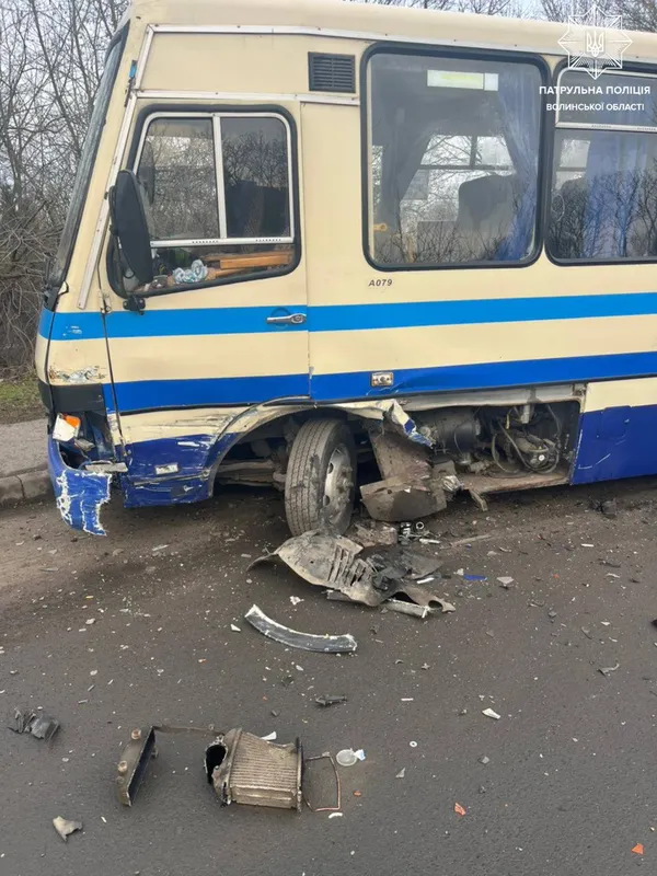 У Луцьку – жахлива автотроща: легковик влетів у маршрутку