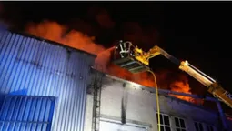 Вогонь охопив 1000 кв. м: у Луцькому районі після обстрілу до ранку гасили пожежу на підприємстві (фото, відео)