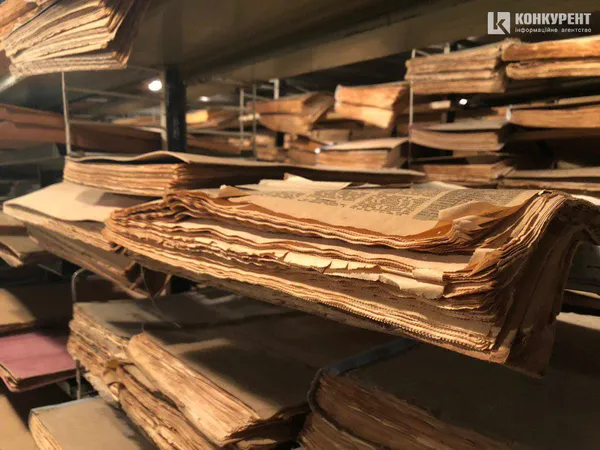 Книжки 17 століття, вражаюча фонотека, клуб бриджу: чим здивувала волинська бібліотека (ФОТО)