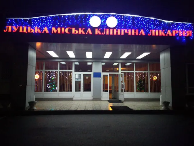 Ялинки та вогники: палати луцької лікарні святково прикрасили для пацієнтів (фото)