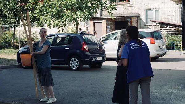 Гоять рани та латають домівки: як у Луцьку оговтуються після обстрілу (фото)