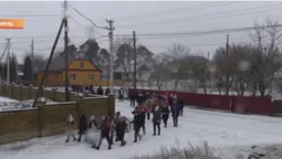 На Волині розвалюється стара школа: батьки учнів принесли похоронні вінки (відео)