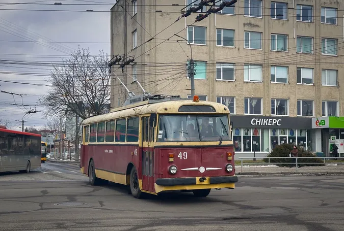 У Луцьку досі експлуатують тролейбус Škoda, якому вже 52 роки (фото)