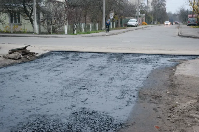 Попри війну у Луцькій громаді ремонтують дороги (фото)