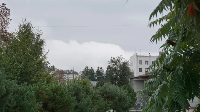 До Луцька раптово підібралась осінь: атмосферні світлини (фото)