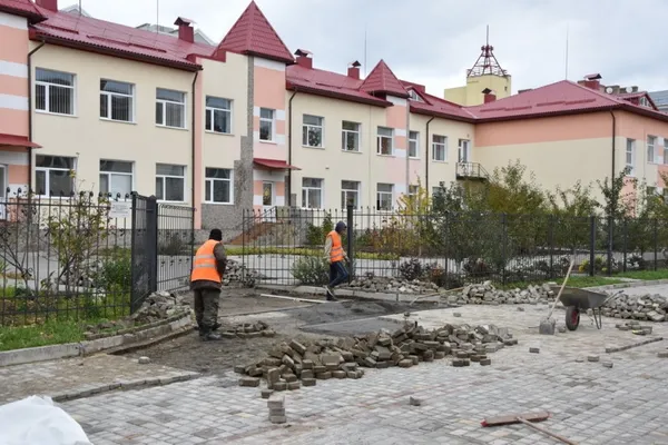У Луцьку продовжують ремонтували вулиці та двори (фото)