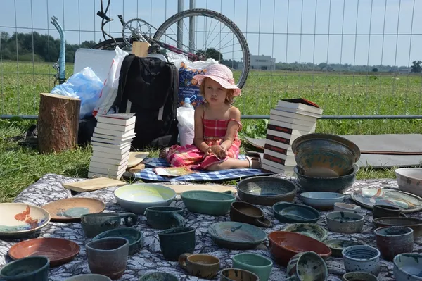 Продавчиня Вишена радить гарні книжки і особливу кераміку 