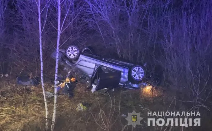 На «Варшавці» BMW злетіла у кювет – постраждали водій і пасажир (фото)