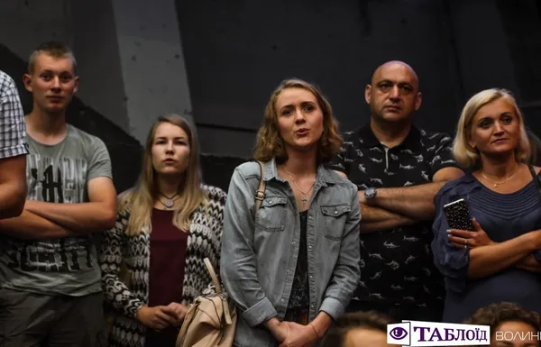 Дощ не завада: лучани зібралися, аби заспівати пісень Кузьми у день його народження (фото)