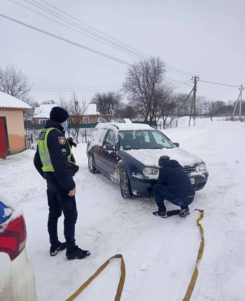 На Волині поліцейські допомогли десяткам водіїв, які потрапили в халепу (фото)