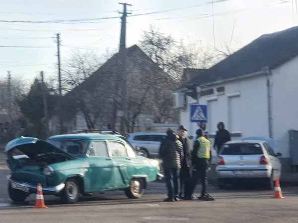 У Луцьку в аварію потрапила раритетна «волга» (фото)