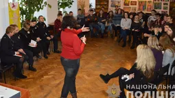 Патрульні пояснили різницю між фліртом і сексуальним домаганням учням (фото)