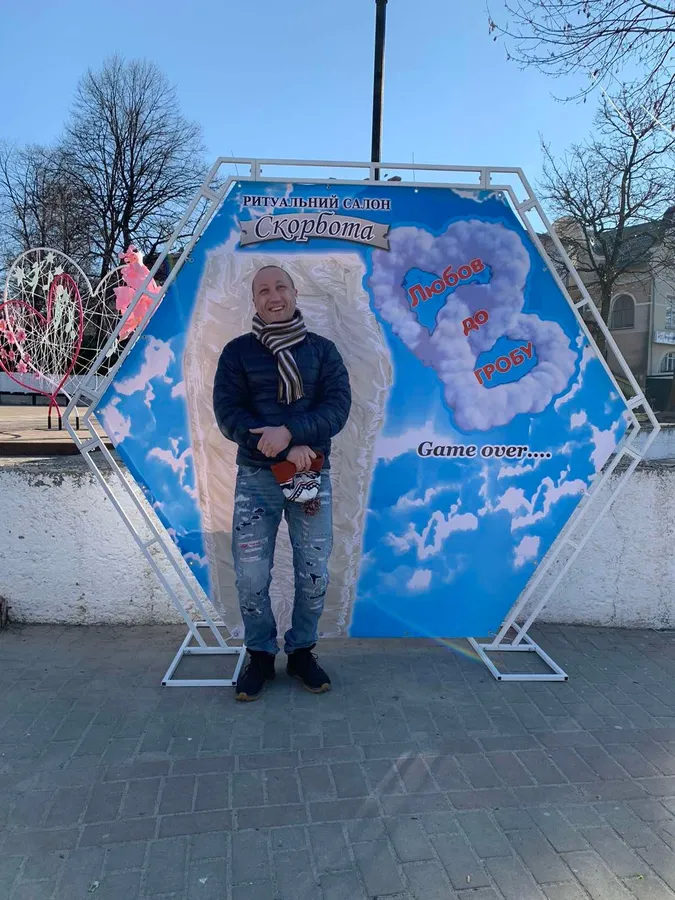 «Любов до гробу»: у Калуші ритуальний салон облаштував фотозону до Дня закоханих (фото)