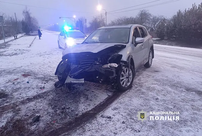 Під Луцьком Mazda злетіла у кювет – є травмовані (фото)