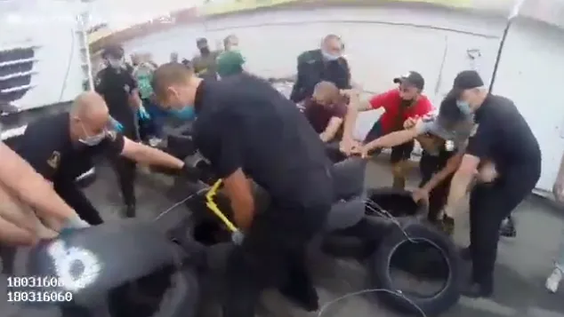 На Старому ринку муніципалам погрожували гранатою (фото, відео)