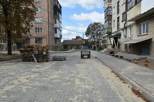 Як у Луцьку ремонтують двори (фото)