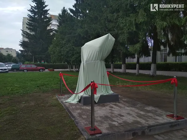 У Луцьку з’явилася скульптура студенту (фото, оновлено)