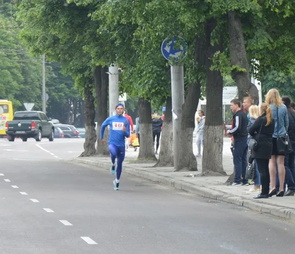 У центрі Луцька понад 400 бігунів змагалися за перемогу (фото)