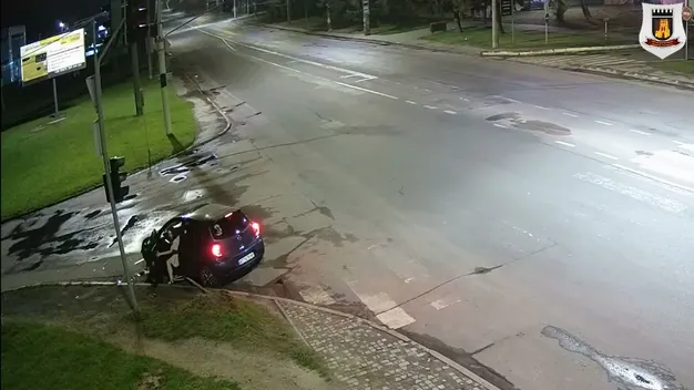 Показали, як у Луцьку вночі п'яна жінка на «ніссані» збила дорожній знак (відео)