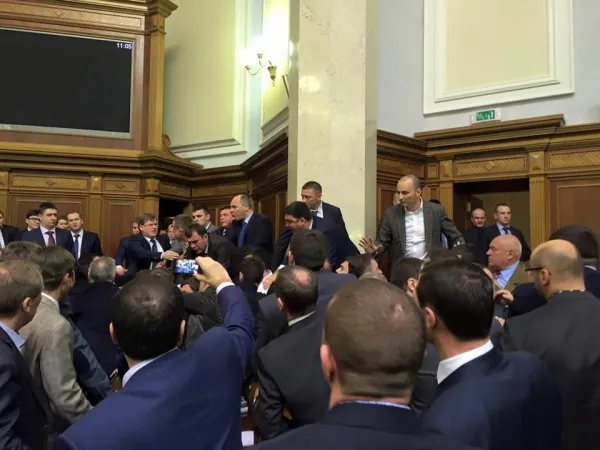 Нардеп з Волині засвітився в сутичці навколо прем’єра у Верховній Раді