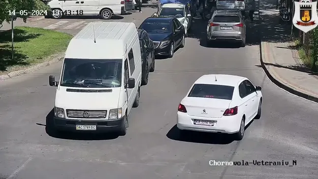 Дитина вибігла на дорогу: з'явилось відео ДТП на переході у Луцьку