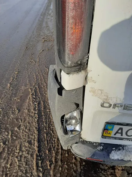 У Луцьку автомобіль «ніжно притулився» до припаркованого буса: шукають свідків (відео)