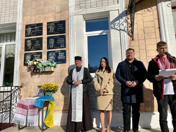 На фасаді Нововолинського ліцею з'явилися меморіальні дошки Героям Олексію Мітяйкіну та Богдану Павлову (фото)