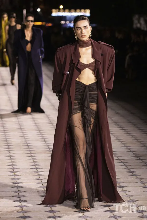 Шкіряні тренчі, косухи та довгі «голі» сукні: Дім Saint Laurent презентував колекцію весна-літо 2023