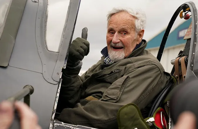 Колишній пілот у 102 роки підняв у небо винищувач: «Я заіржавів» (фото)