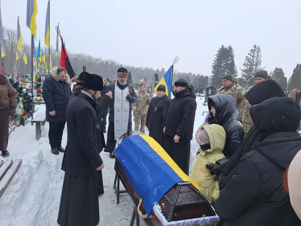 Останній шкільний дзвоник для Героя: на Волині попрощалися зі снайпером Русланом Мерідою (фото)