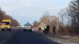 Аварія за участю вантажівок на Волині: одна встояла, інша перекинулася (відео)
