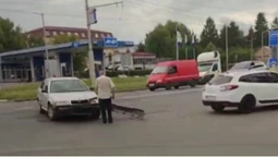 Відлетів бампер: у Луцьку на Рівненській «цьомнулись» два легковики (відео)