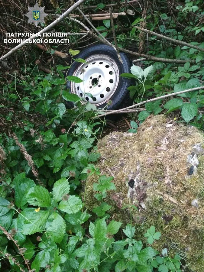 Невідомі відкручували колеса на парковці у Луцьку (фото)