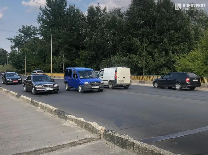 На виїзді з Луцька на мосту зіткнулись Fiat і Ford (фото)