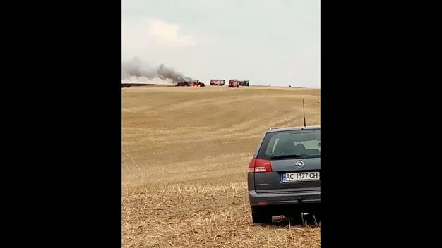 У Воротневі під час жнив згорів трактор (фото, відео)