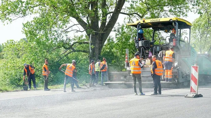 На дорозі Ковель-Жовква асфальтують з’їзди: рух у Литовежі ускладнений (фото)